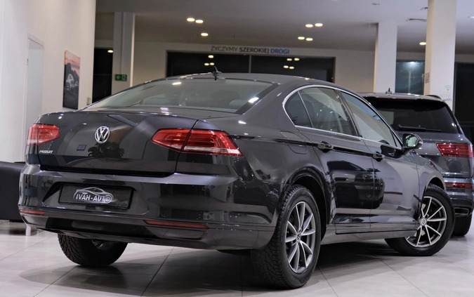 Volkswagen Passat cena 67800 przebieg: 240000, rok produkcji 2018 z Wołomin małe 704